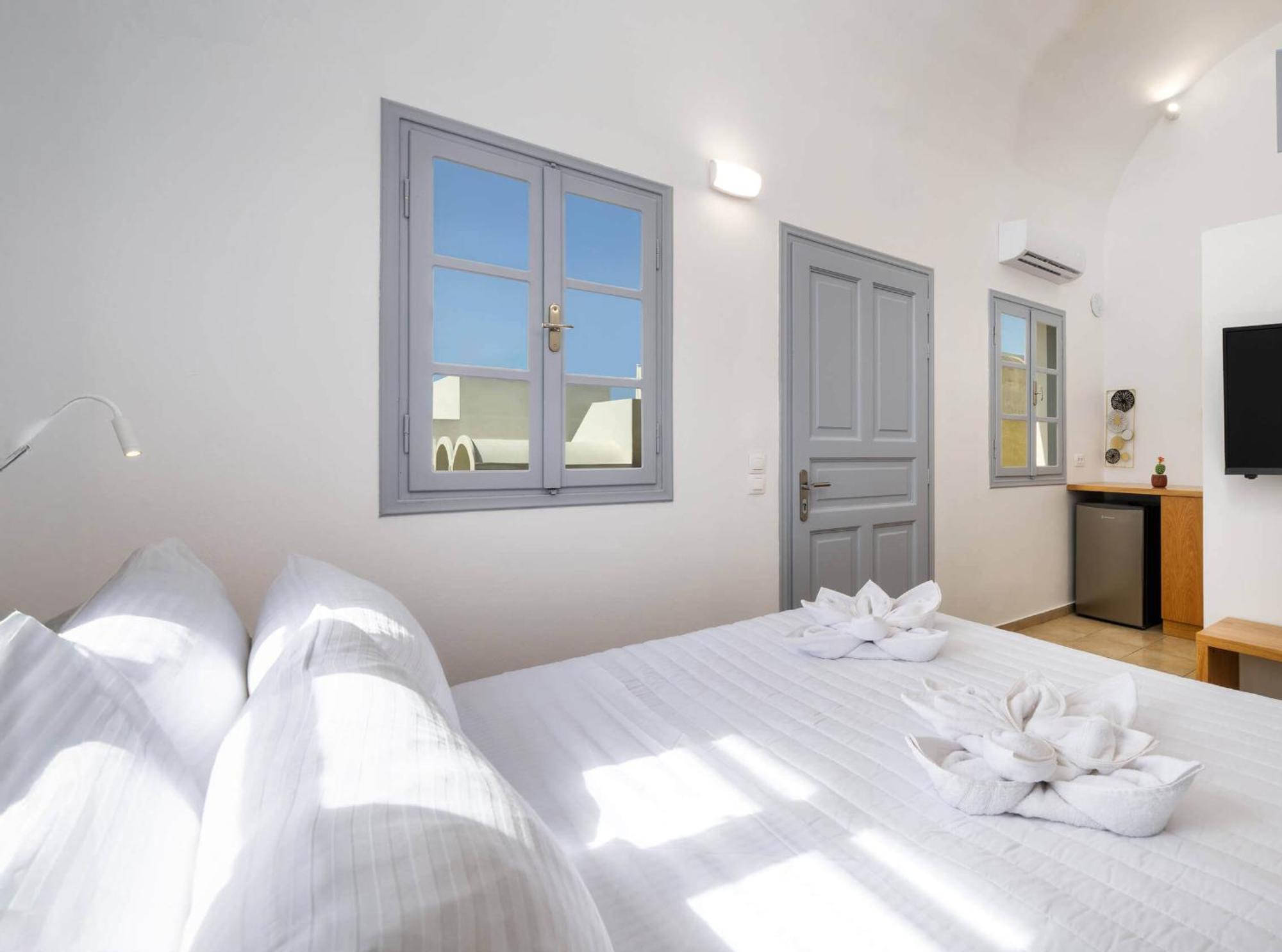 Hillside Elegance Suites Fira  Exterior foto